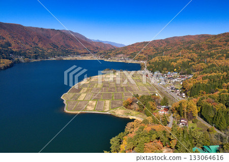 秋葉環繞的木崎湖，長野縣大町市（無人機空拍照片） 133064616