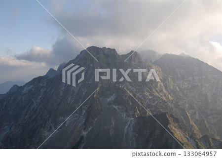 穗高山脈（禦桐渡路線）首批積雪覆蓋的山峰－從南嶽山頂眺望，初冬傍晚 133064957