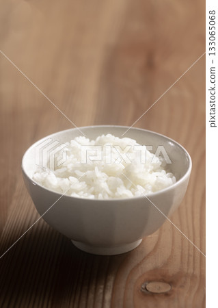 一碗新鮮收割的米飯 133065068