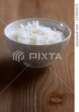 一碗新鮮收割的米飯 133065073