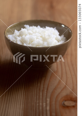 一碗新鮮收割的米飯 133065074