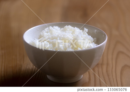 一碗新鮮收割的米飯 133065076