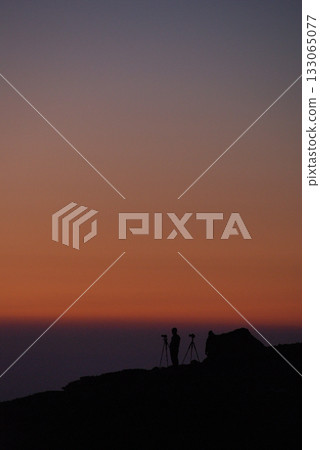 清晨,攝影師們在山頂等待日出,他們的身影在山頂上若隱若現(冬日清晨,使用超長焦變焦鏡頭拍攝)。 清晨,攝影師們在山頂等待日出,他們的身影在山頂上若隱若現(冬日清晨,使用超長焦變焦鏡頭拍攝)。 133065077