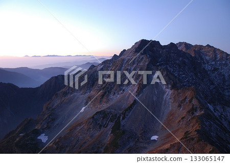 黎明時分,白雪皚皚的穗高山脈沐浴在晨曦之中(日出前的晨光)~ 上高地槍穗高山脈的隆冬 - 長焦變焦 黎明時分,白雪皚皚的穗高山脈沐浴在晨曦之中(日出前的晨光)~ 上高地槍穗高山脈的隆冬 - 長焦變焦 133065147