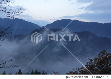 From "Ritsuunkyo" in Hyogo Prefecture to Takeda Castle Ruins, 6:30 AM. The expected sea of clouds was disappointing. 11.2025 133065303