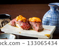 美味的日本黑毛牛肉海膽壽司 133065434