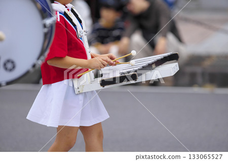 行進樂隊遊行樂器 133065527