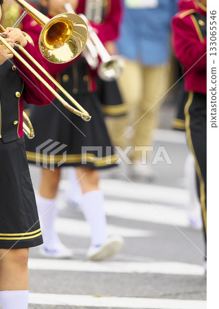 行進樂隊遊行樂器 133065546