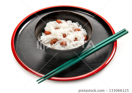 用煮熟的紅豆製成的豆飯 用煮熟的紅豆製成的豆飯 133066125