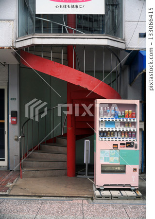 紅色螺旋樓梯和自動販賣機 紅色螺旋樓梯和自動販賣機 133066415