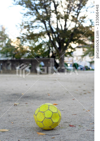 在公園忘記的足球 在公園忘記的足球 133066448
