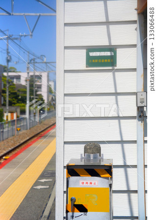 車站月台上的鐵路設備 車站月台上的鐵路設備 133066488