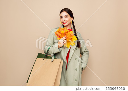 Autumn portrait of beautiful young woman Autumn portrait of beautiful young woman 133067030