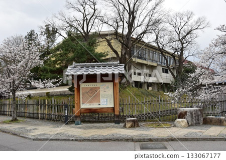 上田市:上田藩主宅邸遺址及長野縣立上田高中的資訊牌與護城河 上田市:上田藩主宅邸遺址及長野縣立上田高中的資訊牌與護城河 133067177