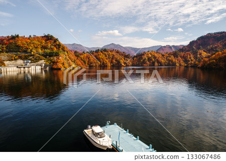 Autumn leaves of Okadaden Lake 133067486