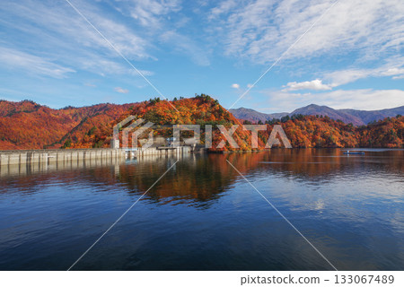 Autumn leaves of Okadaden Lake 133067489