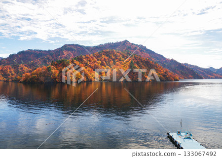 Autumn leaves of Okadaden Lake 133067492