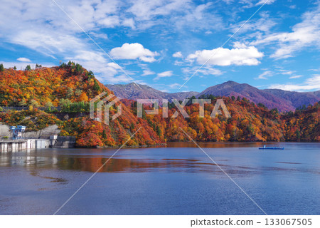 Autumn leaves of Okadaden Lake 133067505