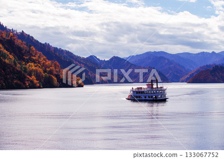 Lake Tadami in autumn 133067752