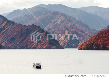 Lake Tadami in autumn Lake Tadami in autumn 133067788