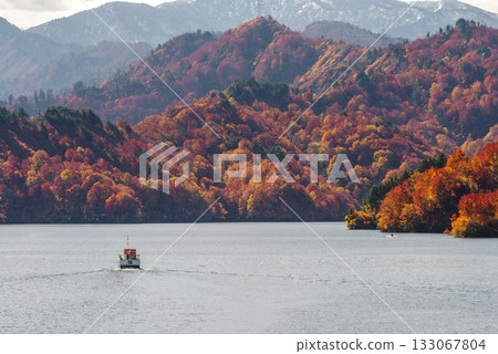 Lake Tadami in autumn 133067804