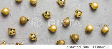 Christmas composition. a pattern of christmas balls on colored background. Flat lay, top view New year decor 133068408