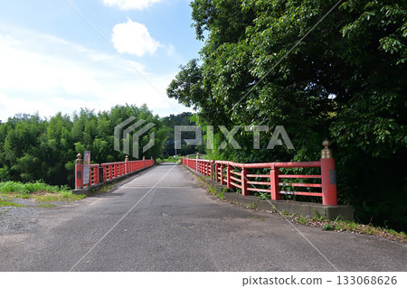 一座帶有尖頂的復古橋樑 133068626