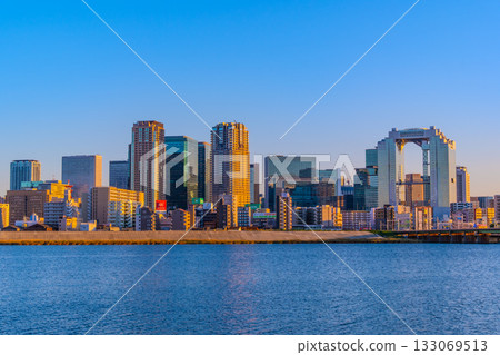 大阪梅田的摩天大樓和夕陽下的淀川 133069513