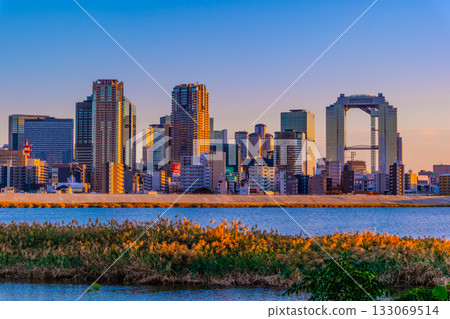大阪梅田的摩天大樓和夕陽下的淀川 133069514