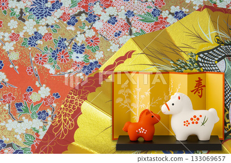 新年裝飾品是一對母子馬，在日式扇子圖案的映襯下格外醒目。 133069657