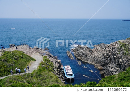 福井縣一條頗受歡迎的觀光遊船線路,可以俯瞰東陣坊的懸崖峭壁。 福井縣一條頗受歡迎的觀光遊船線路,可以俯瞰東陣坊的懸崖峭壁。 133069672