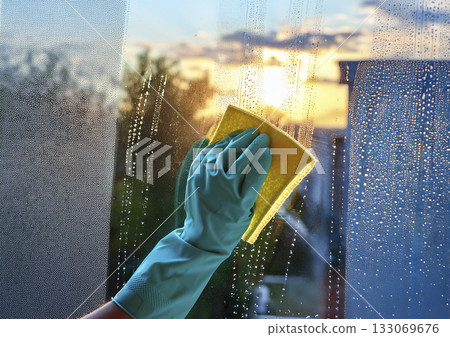 一邊擦窗戶一邊看日落 133069676