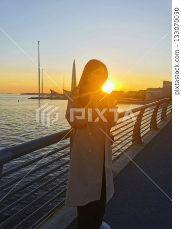 Golden Hour: City Sunset and Tranquil Waters 133070050
