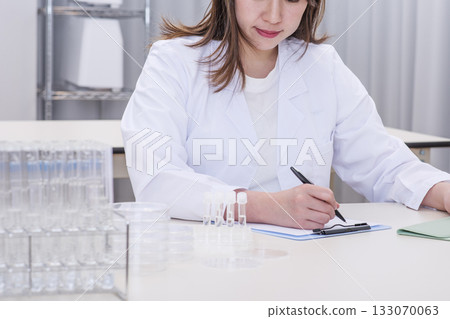 Researcher conducting research, researcher conducting experiments, researcher analyzing, image material 133070063