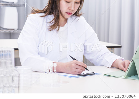 Researcher conducting research, researcher conducting experiments, researcher analyzing, image material 133070064