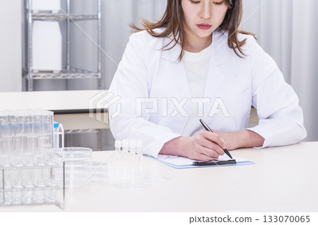 Researcher conducting research, researcher conducting experiments, researcher analyzing, image material 133070065