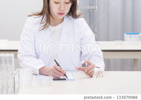 研究人員進行研究，研究人員進行實驗，研究人員進行分析，影像材料 133070066