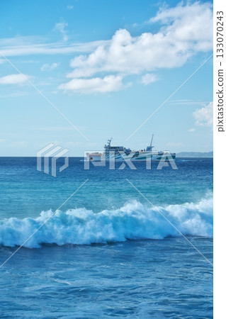 伊勢灣渡輪駛過伊良古海峽的洶湧波濤。 伊勢灣渡輪駛過伊良古海峽的洶湧波濤。 133070243