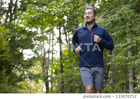 Middle-aged man running 133070752