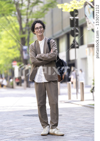 一名三十多歲的男子站在街角,看著鏡頭微笑。 一名三十多歲的男子站在街角,看著鏡頭微笑。 133071212