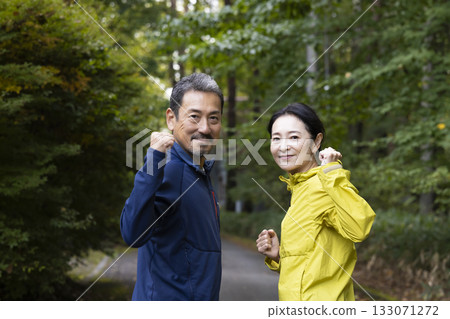 一對令人耳目一新的夫婦在跑步 133071272