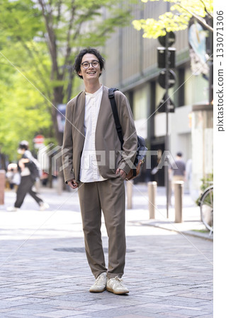 一名三十多歲的男子站在街角,看著鏡頭微笑。 一名三十多歲的男子站在街角,看著鏡頭微笑。 133071306