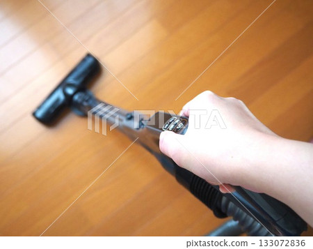 Right hand vacuuming 133072836