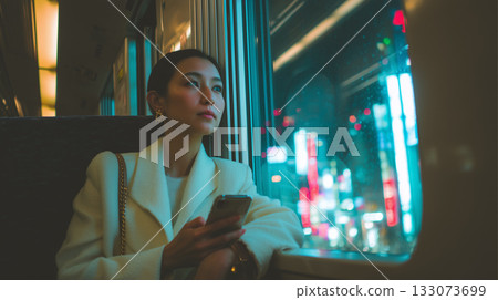 透過車窗的思緒 | 夜行列車上，一位女子靜靜地微笑 133073699