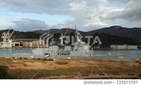 停泊在舞鶴港的海上自衛隊艦艇 停泊在舞鶴港的海上自衛隊艦艇 133073797
