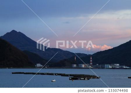 Winter sunset sky and mountain landscape 133074498