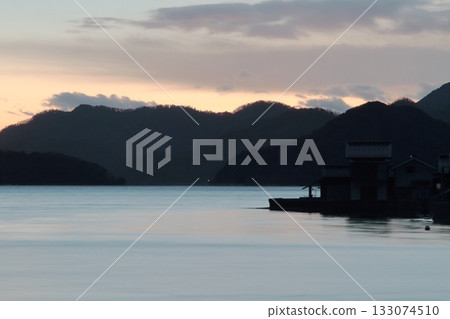 大海染上了朝霞的色彩 大海染上了朝霞的色彩 133074510