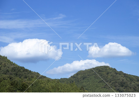 白雲在藍天和山巒間飄蕩 133075023