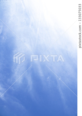 薄雲籠罩著藍天 133075033