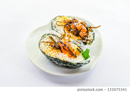 用鹹海帶醃製的蛋黃飯糰 用鹹海帶醃製的蛋黃飯糰 133075341